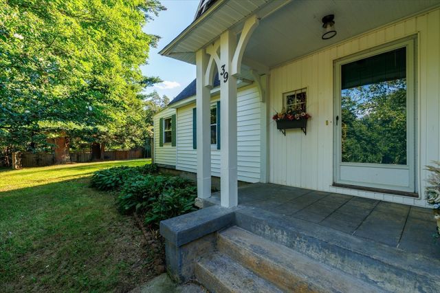 39 Southbridge Rd, Dudley, MA 01571