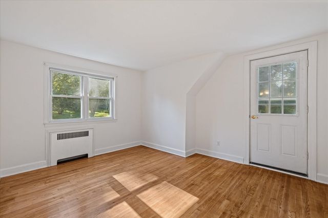 39 Southbridge Rd, Dudley, MA 01571