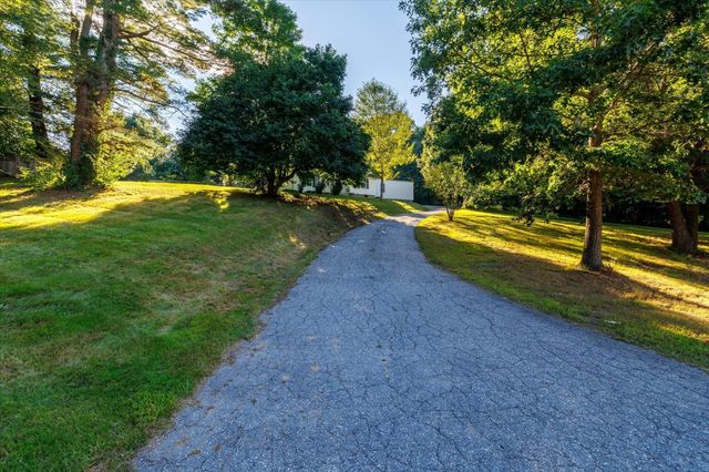 39 Southbridge Rd, Dudley, MA 01571