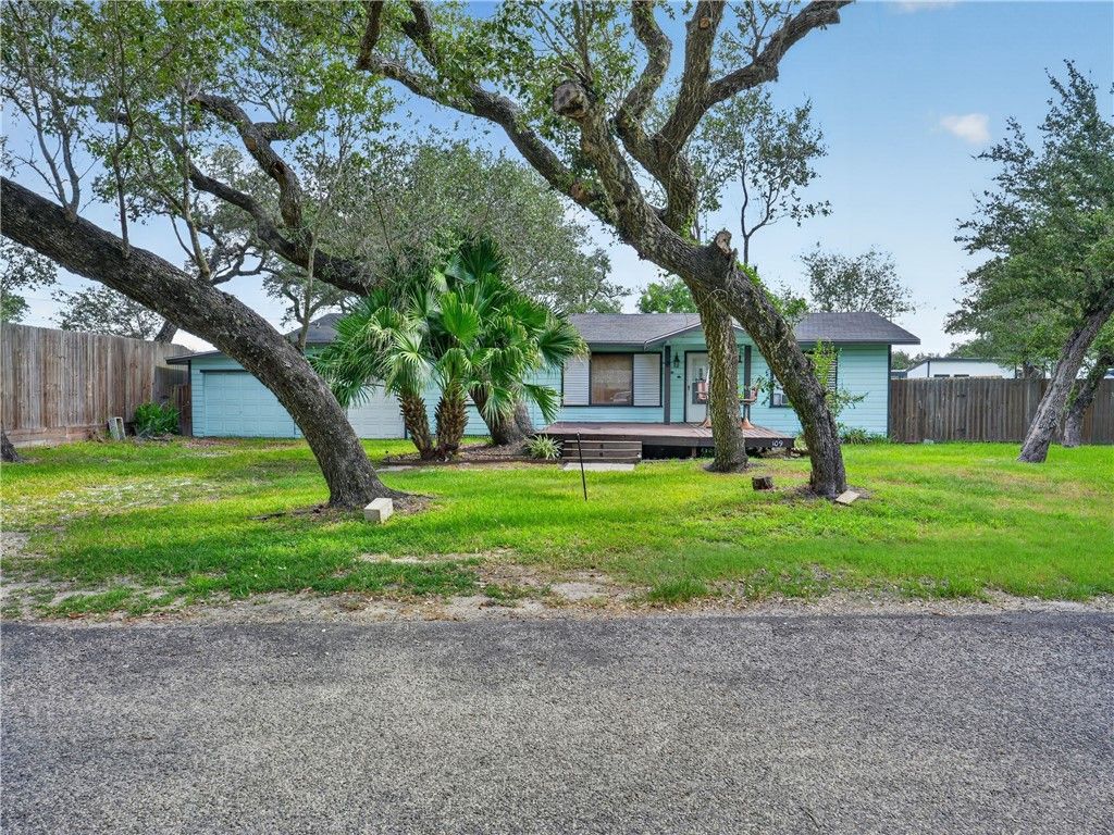 109 Palm St, Rockport, TX 78382 — exterior