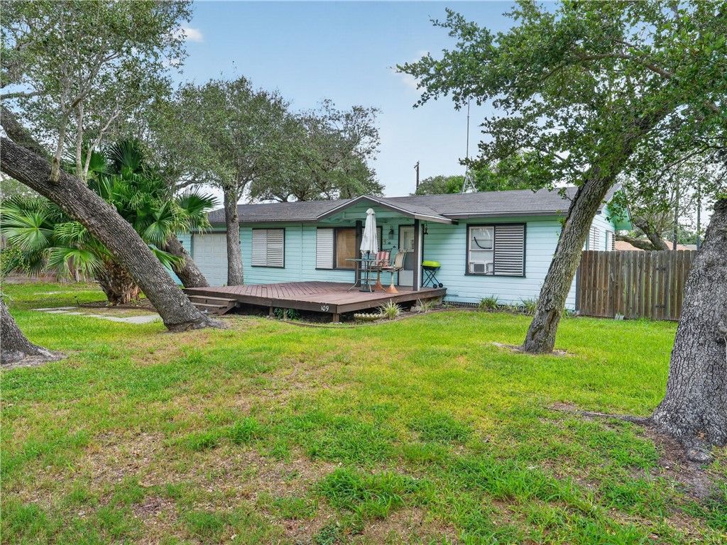 109 Palm St, Rockport, TX 78382 — photo 2