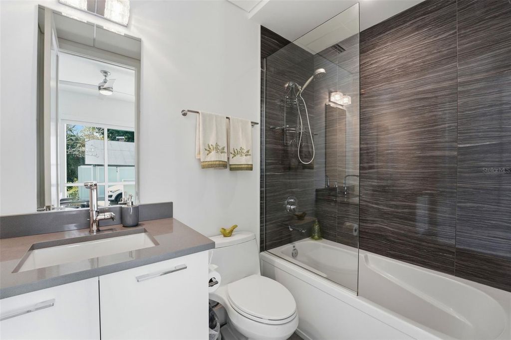 Image 7 of property listing at 620 RAWLS AVENUE, Sarasota, FL 34236