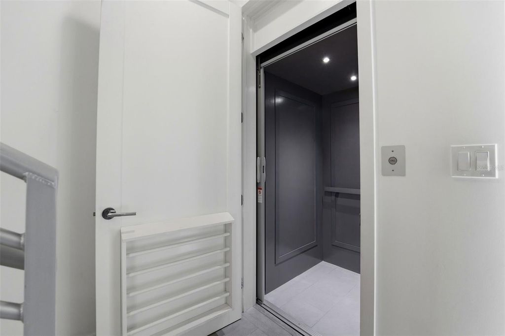 Image 8 of property listing at 620 RAWLS AVENUE, Sarasota, FL 34236