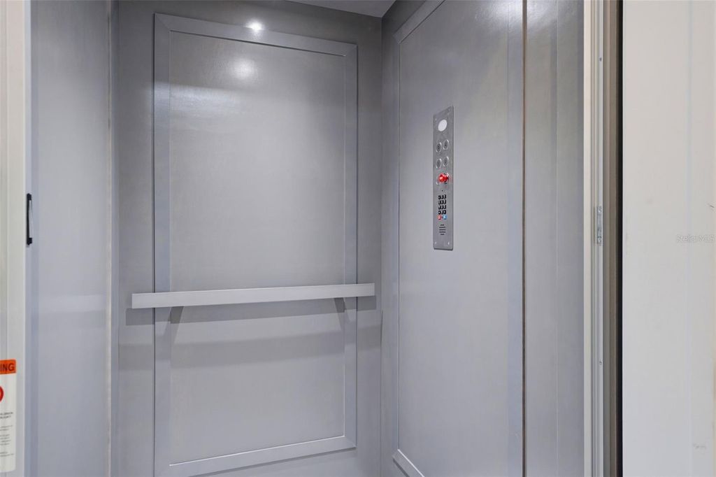 Image 9 of property listing at 620 RAWLS AVENUE, Sarasota, FL 34236