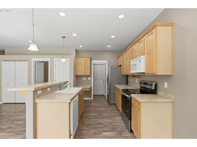 21868 Ne HEARTWOOD Cir, Fairview, OR 97024
