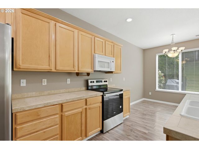 21868 Ne HEARTWOOD Cir, Fairview, OR 97024