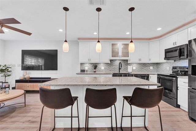 678 NE 1st St, Dania Beach, FL 33004