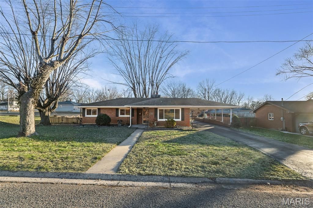 2 Fieldcrest Drive, Collinsville, IL 62234