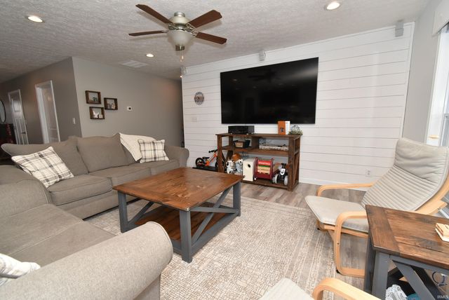 303 E Quail Drive, Oxford, IN 47971