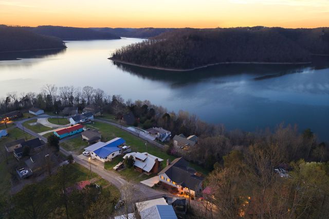 1634 Falling Water Rd, Sparta, TN 38583