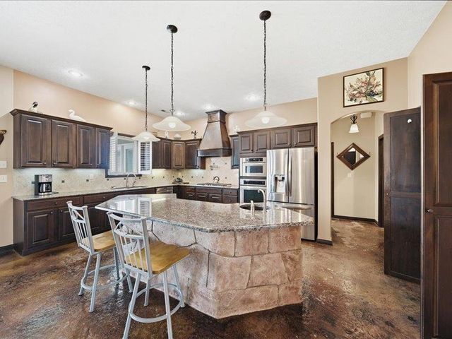 601 Stone Lake CIRCLE, Augusta, KS 67010