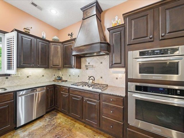 601 Stone Lake CIRCLE, Augusta, KS 67010
