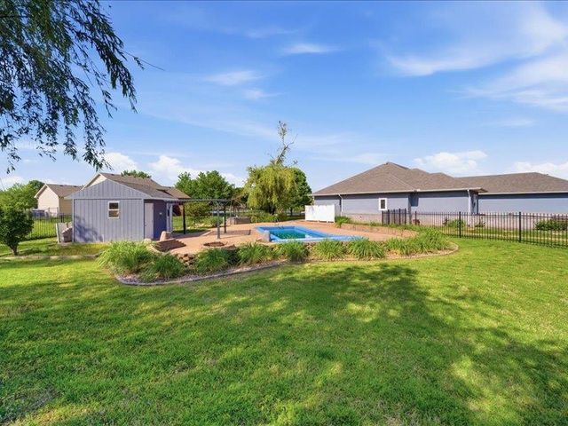 601 Stone Lake CIRCLE, Augusta, KS 67010