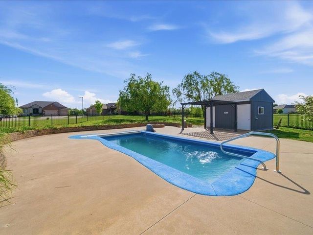 601 Stone Lake CIRCLE, Augusta, KS 67010