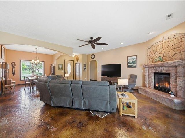601 Stone Lake CIRCLE, Augusta, KS 67010