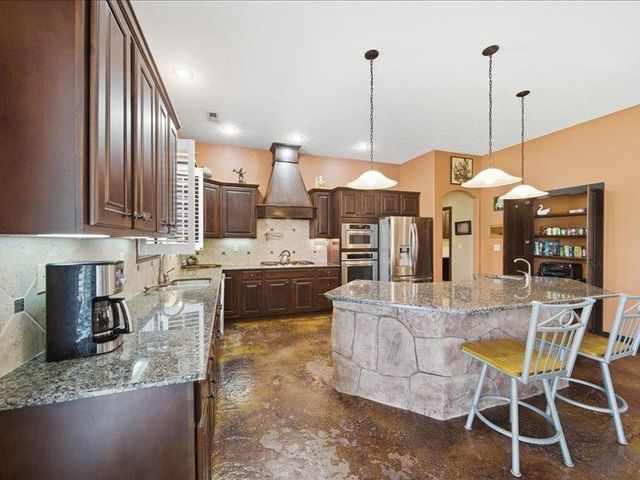 601 Stone Lake CIRCLE, Augusta, KS 67010
