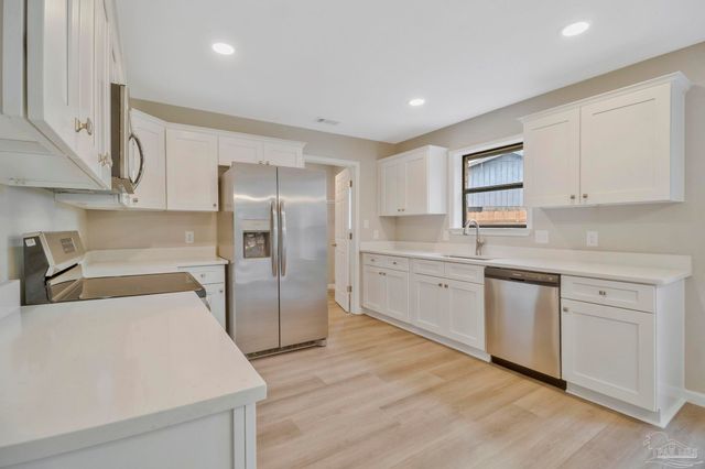 868 Valley Ridge Cir, Pensacola, FL 32514