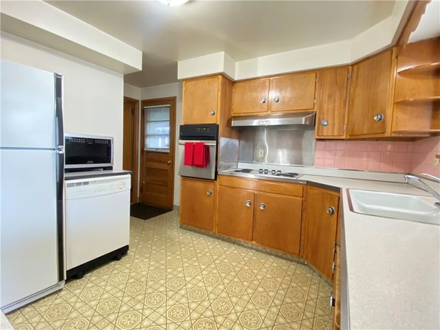 422 Market St, Belle Vernon, PA 15012