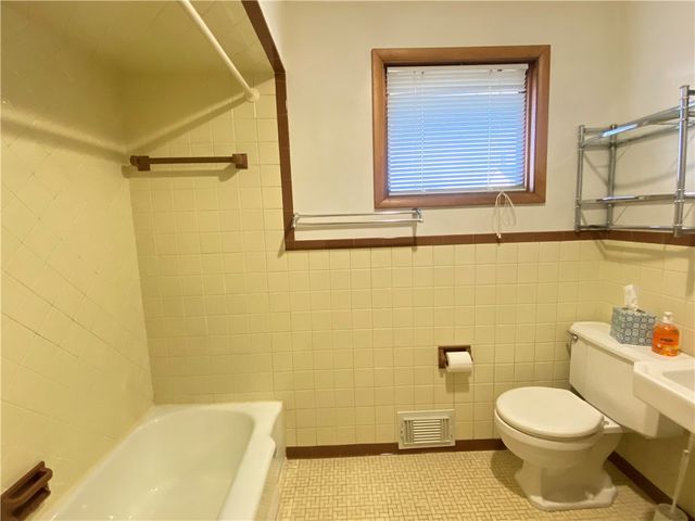 422 Market St, Belle Vernon, PA 15012