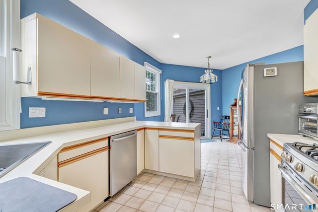 11 Greystone 11, Shelton, CT 06484