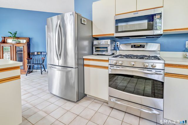 11 Greystone 11, Shelton, CT 06484