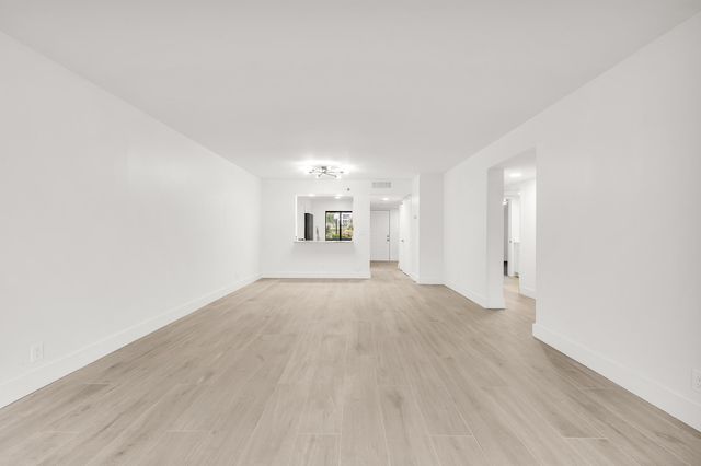 7290 Kinghurst Drive 102, Delray Beach, FL 33446