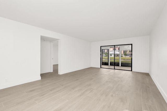 7290 Kinghurst Drive 102, Delray Beach, FL 33446