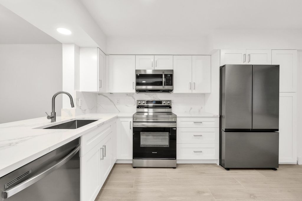 7290 Kinghurst Drive 102, Delray Beach, FL 33446