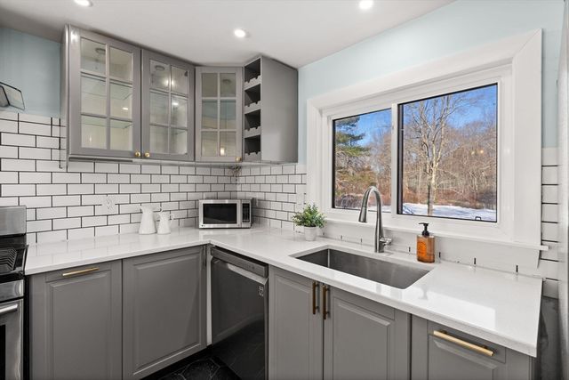 237 Davis Rd, Bedford, MA 01730