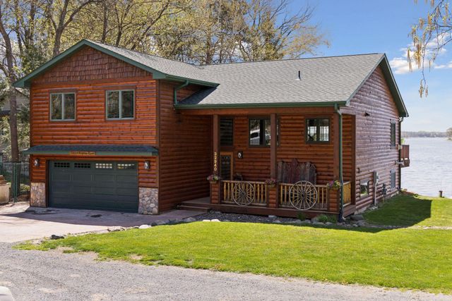 32940 Nueman Trail, Lindstrom, MN 55045