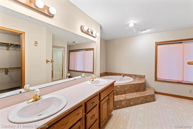 751 River Edge Court, Flushing, MI 48433