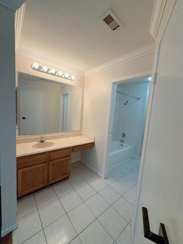 6666 Harbor Town Drive B106, Houston, TX 77036