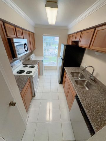 6666 Harbor Town Drive B106, Houston, TX 77036