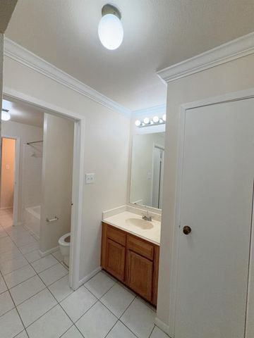 6666 Harbor Town Drive B106, Houston, TX 77036