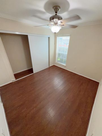 6666 Harbor Town Drive B106, Houston, TX 77036