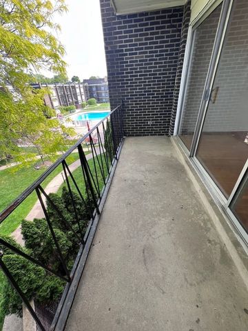 10125 CHERRY Parkway 203, Skokie, IL 60076