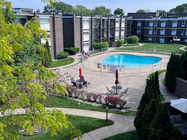 10125 CHERRY Parkway 203, Skokie, IL 60076