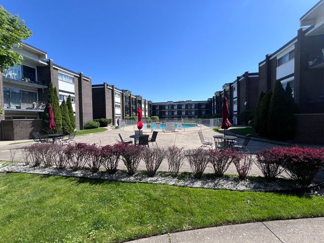 10125 CHERRY Parkway 203, Skokie, IL 60076