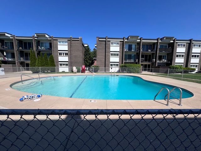 10125 CHERRY Parkway 203, Skokie, IL 60076