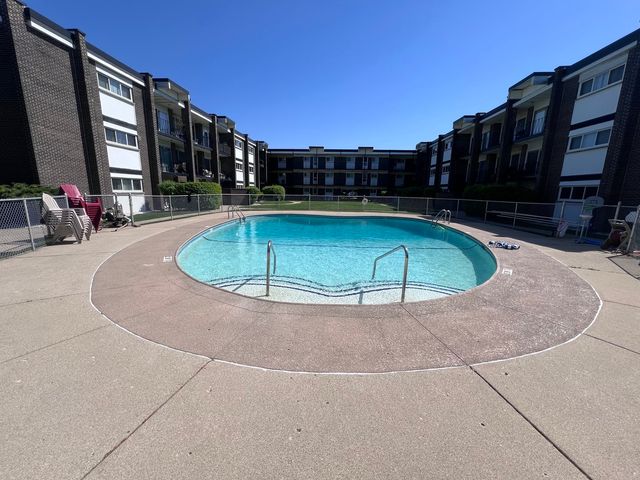 10125 CHERRY Parkway 203, Skokie, IL 60076