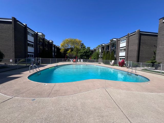 10125 CHERRY Parkway 203, Skokie, IL 60076