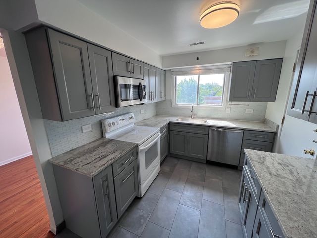 10125 CHERRY Parkway 203, Skokie, IL 60076