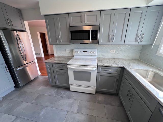 10125 CHERRY Parkway 203, Skokie, IL 60076
