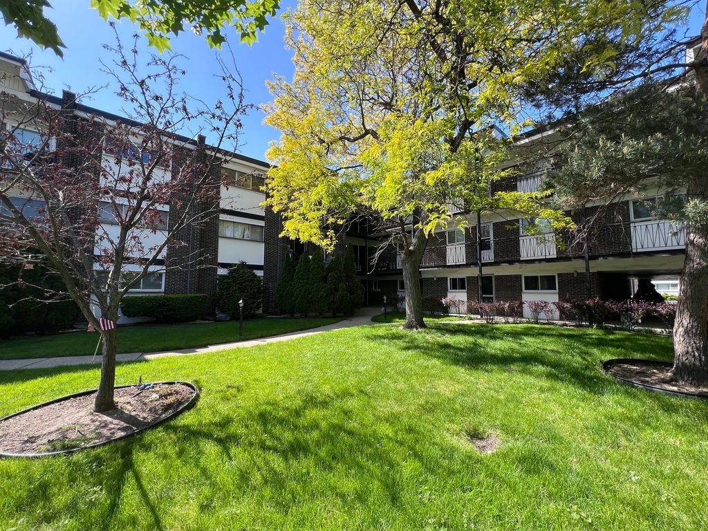 10125 CHERRY Parkway 203, Skokie, IL 60076