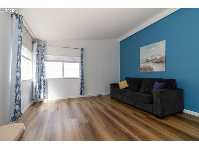 324 JONATHAN Ln, Florence, OR 97439