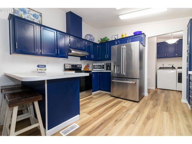 324 JONATHAN Ln, Florence, OR 97439