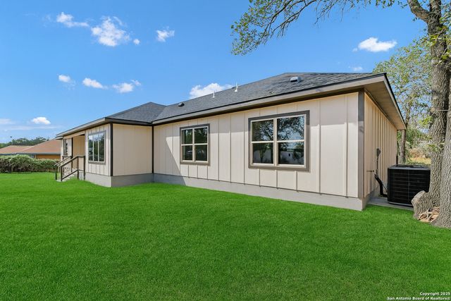 23048 Hilltop Peaks, Elmendorf, TX 78112