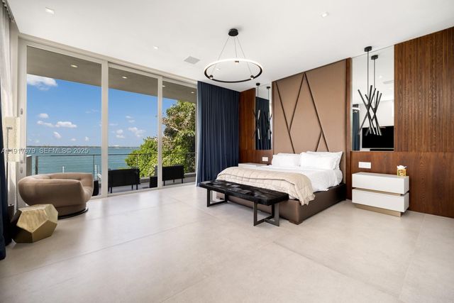 1379 N Venetian Way, Miami, FL 33139