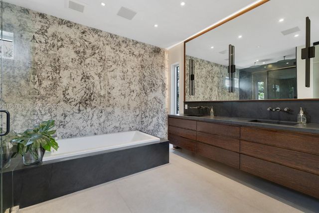 1379 N Venetian Way, Miami, FL 33139