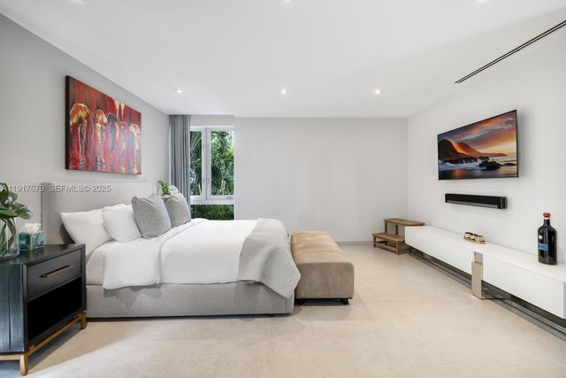 1379 N Venetian Way, Miami, FL 33139